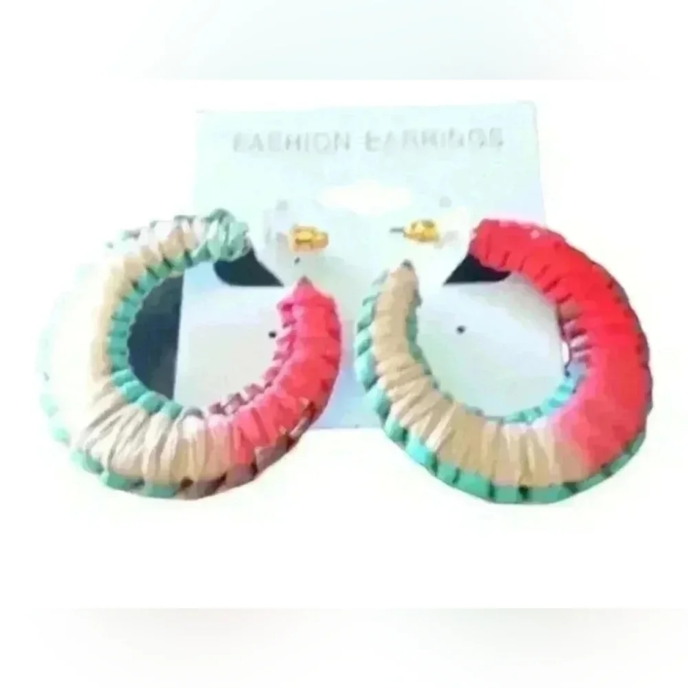 Women's fashion hoop earrings